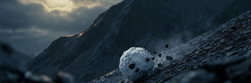 Una bola de nieve rodando cuesta abajo por una ladera de montaña
