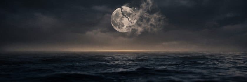 Una luna agrietada que se deshace en polvo sobre un mar oscuro