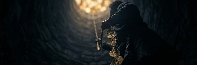 Una persona trepando desde el fondo de un pozo con una cadena de monedas, hacia la luz