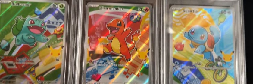 Tres cartas Pokémon gradeadas PSA 10 en fila: Bulbasaur, Charmander y Squirtle de la colección First Partner, con brillo holográfico.